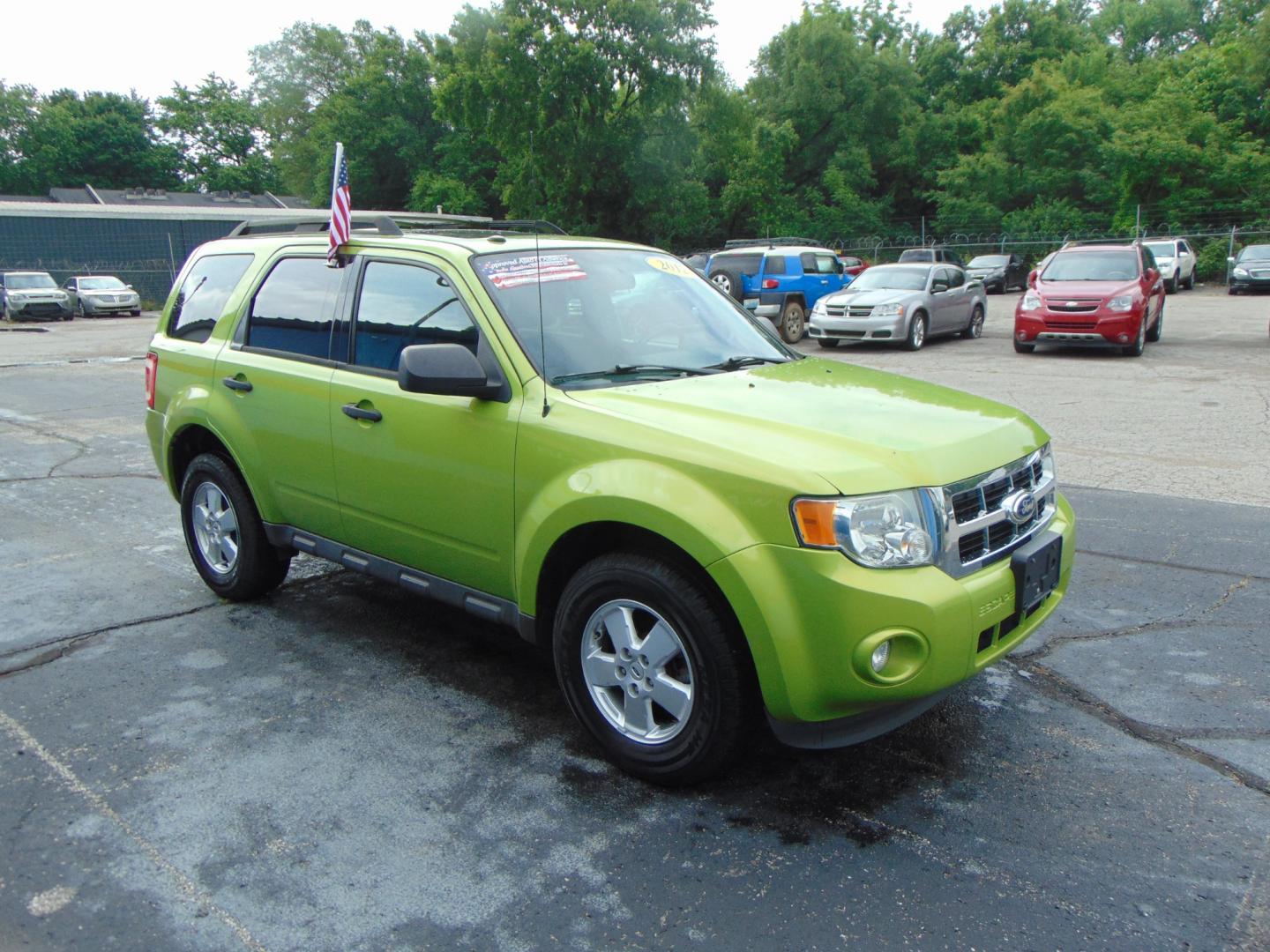 2012 Green Ford Escape (1FMCU0D77CK) with an 4-Cyl 2.5 Liter engine, Automatic, 6-Spd transmission, located at 2105 Dixie Hwy, Louisville, KY, 40210, (502) 772-3333, 38.220932, -85.795441 - Photo#3